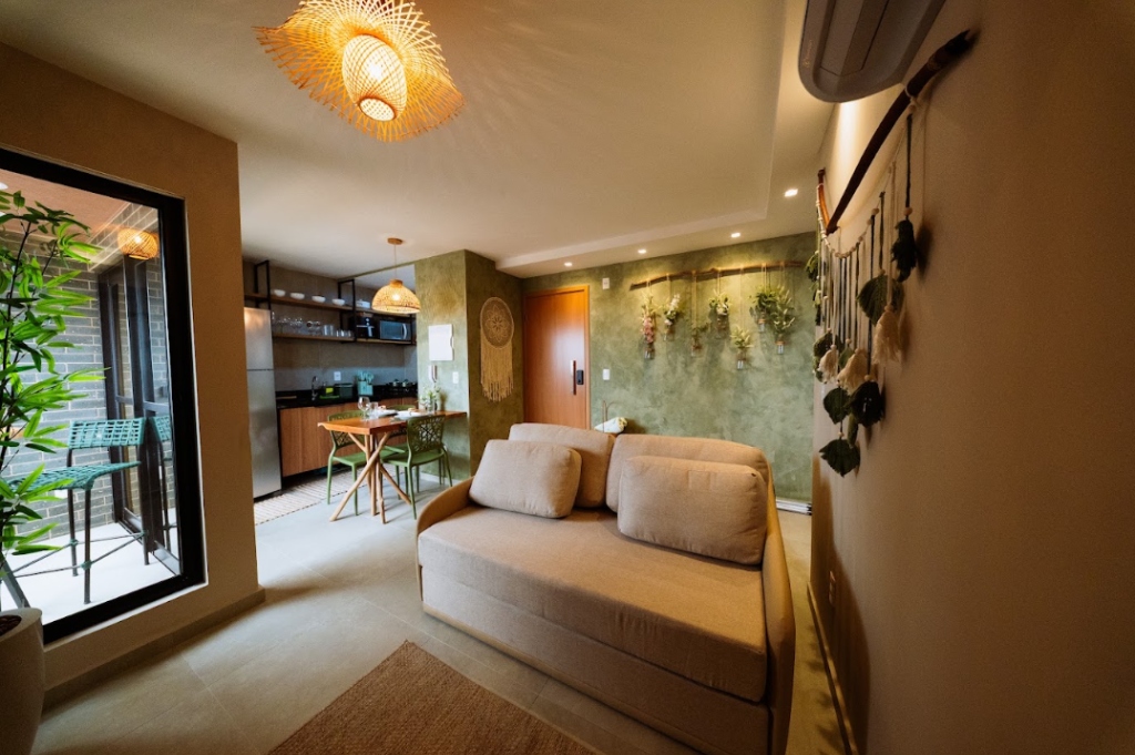 Apartamento Mar Salgado - Sala com sofá-cama e macramê