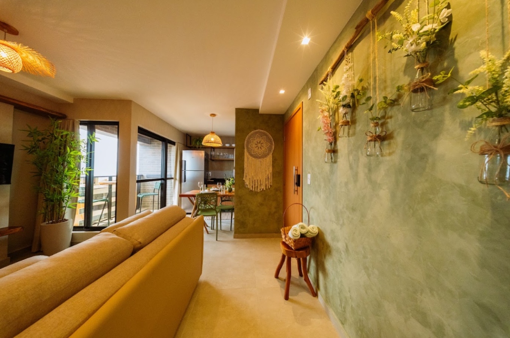 Apartamento Mar Salgado - Parede verde-sálvia e plantas